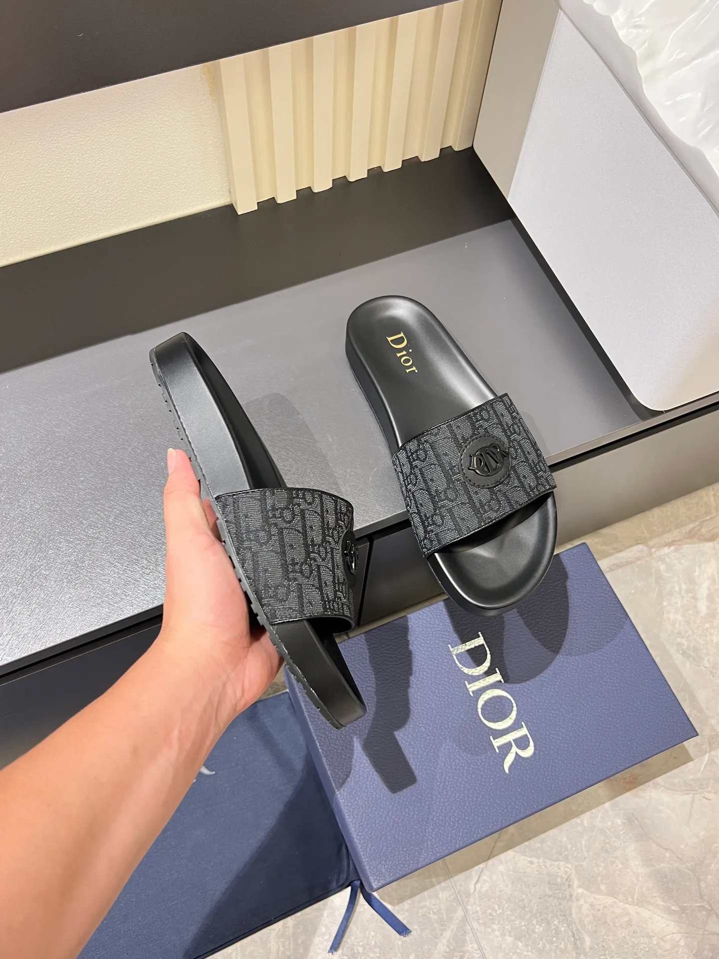 Men's men's shoes 💰p300 Size 38-45 Dior Dior's latest H-Town series Oblique thick sole slippers sandals Original purchase development and production This Dior H-Town sandals pay tribute to the classic logo of sports style and highlight Dior's high-end spirit. Crafted from black rubber with a beige and black Oblique printed upper, it's accentuated with tonal calfskin details. The rubber sole incorporates a variety of elements and is embellished with the Dior logo for a refined, futuristic look. Can be worn with shorts or jeans. Comes with exquisite packaging at the counter 🛍📦 ▪️ Fabric: Original customized imported Oblique embroidery ▪️ Lining: Imported soft sheepskin ▪️ Sole: Original molded ultra-light foam material ▪️ Bottom thickness: 4CM